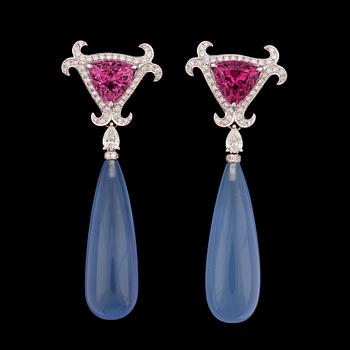 678. A pair of blue chalcedony and brilliant cut diamond earrings, tot. 0.86 cts.