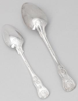 MATSKEDAR 6 st SAMT 6 st DESSERTSKEDAR, silver, "Engelsk snäck", flertal olika smeder varav bla Möllenborg. 1800-tal. Totalvikt ca 600 gram.