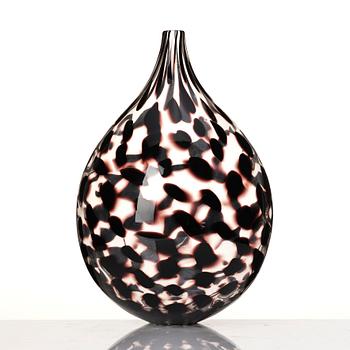 Ann Wåhlström, a unique glass vase 'Spots I', Tacoma glass studio, Seattle, USA 2015.