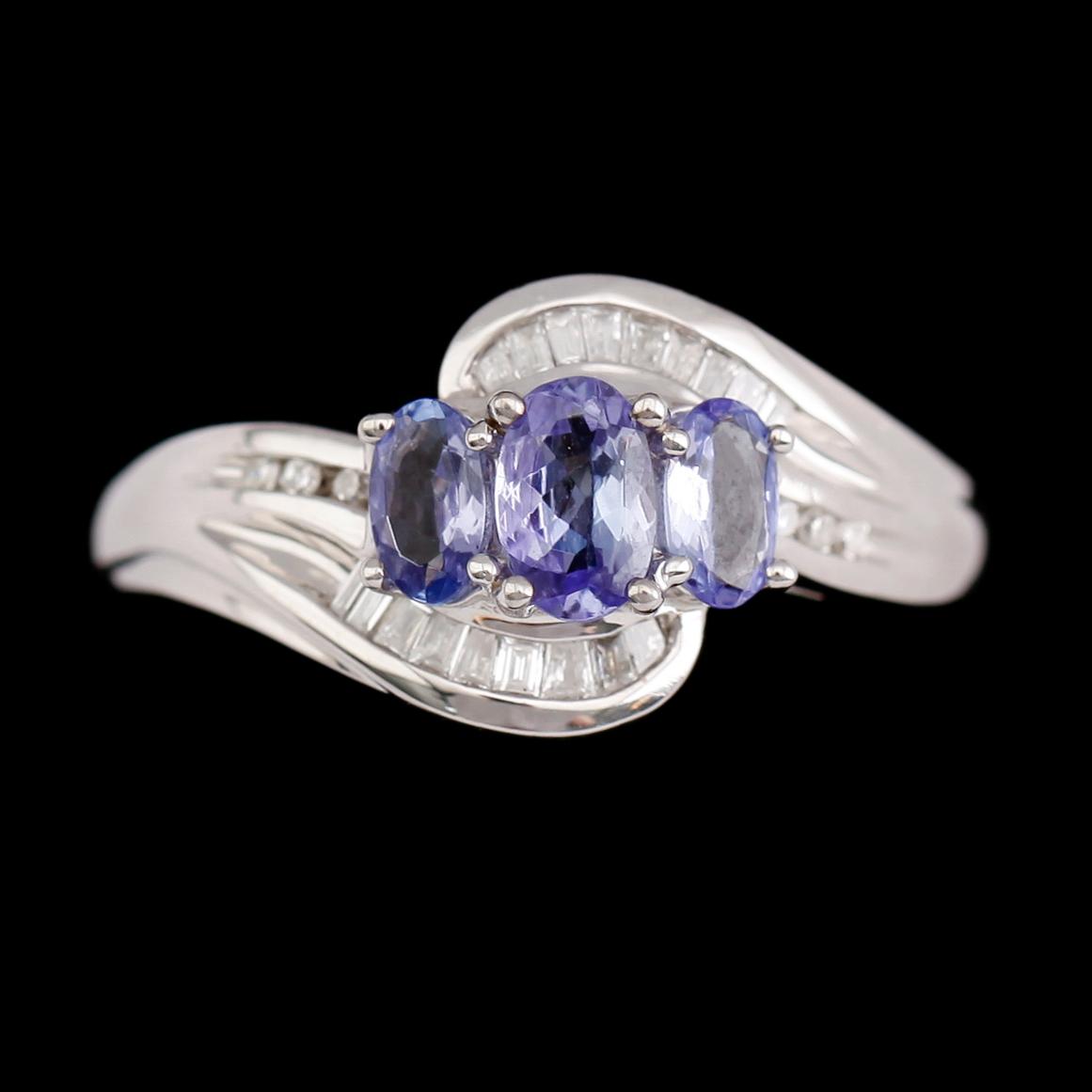 RING, 14 k vitguld, diamanter och tanzaniter.