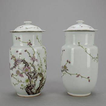 URNOR, ett par, porslin, Kina, 1900-tal.