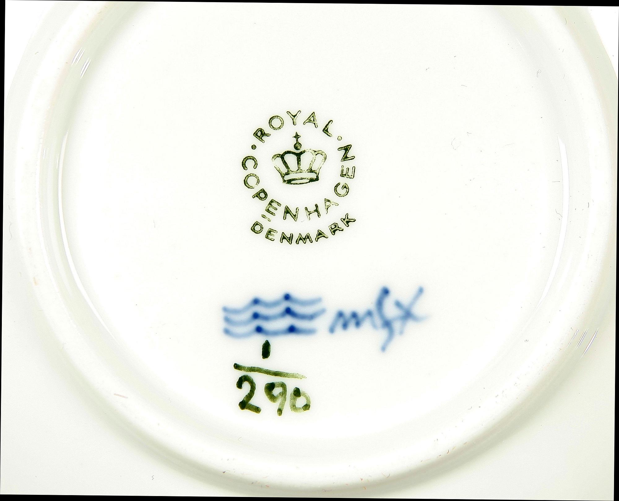 SERVIS, 131 delar, porslin, "Musselmalet", Royal Copenhagen och YTTERFODER, porslin, "Musselmalet", Bing & Gröndahl, Danmark.