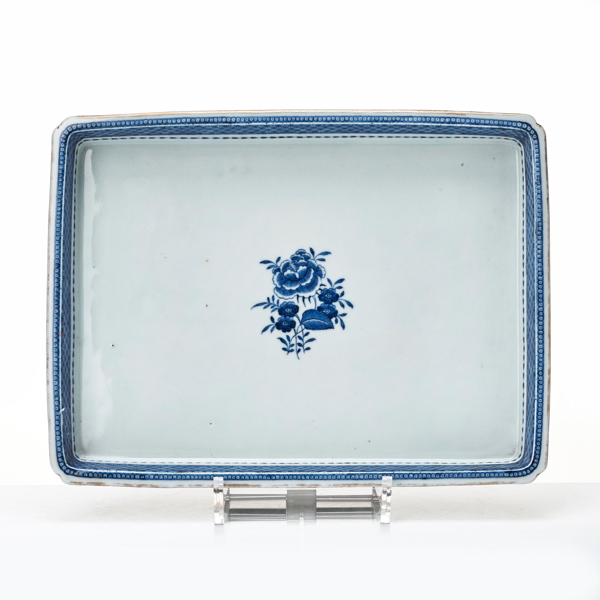 Bricka med cremekoppar, 12 stycken, kompaniporslin. Qing dynastin, Qianlong (1736-95).