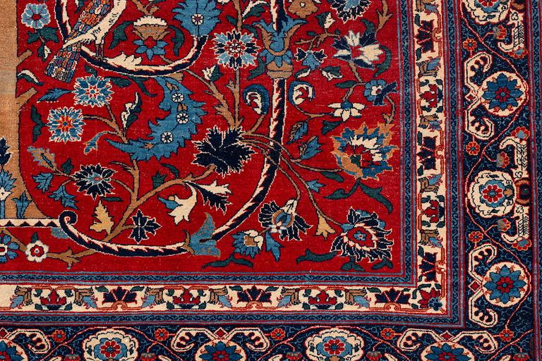 An antique/semi-antique, Teheran carpet, ca 314 x 211 cm.