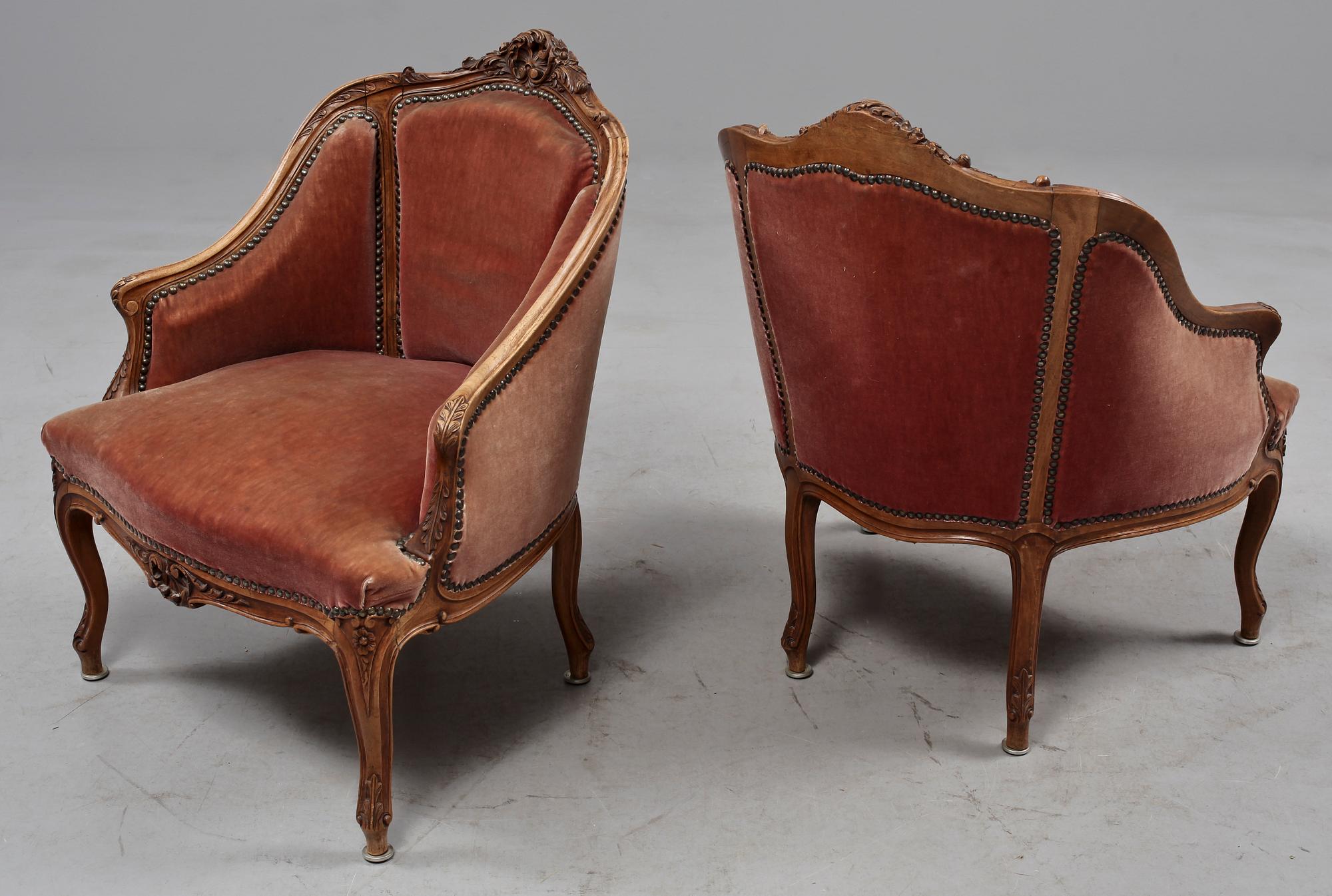 FÅTÖLJER, ett par, Louis XV-stil, omkring sekelskiftet 1900.