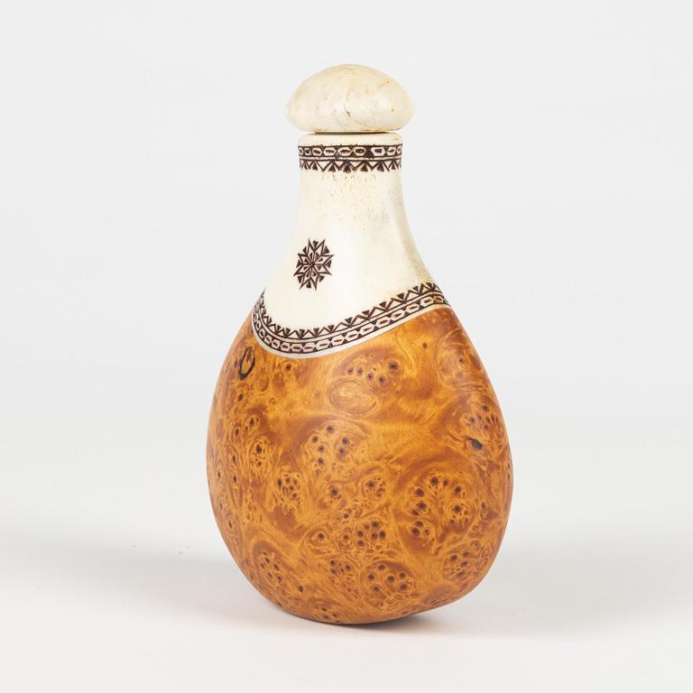 A birch and reindeer horn flask by Esse Poggats, end of the 20th Century.