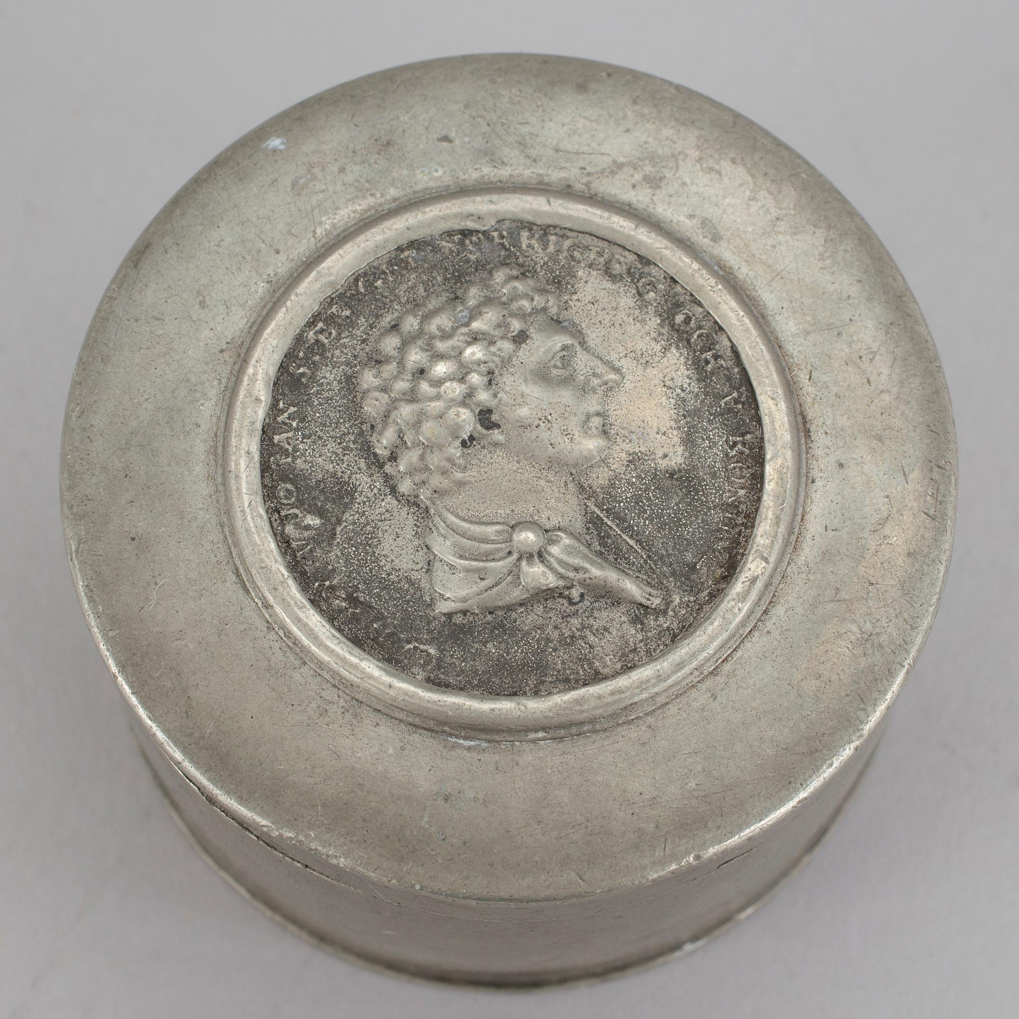 DOSA, tenn, med infälld medaljavgjutning föreställande Karl XIV Johan, 1800-talets första hälft.
