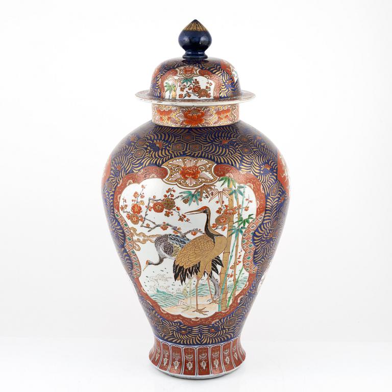 A Japanese imari porcelain urn with cover, 20th century.