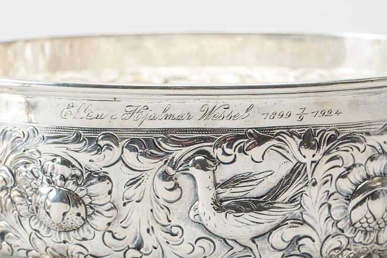 KALLSKÅL/TERRIN, silver, I. Frisenberg, Lillehammer. Kopia av Kvarbergsterrinen. Vikt ca 1180g.
