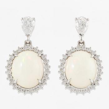 Örhängen 14K vitguld med opaler och  diamanter.