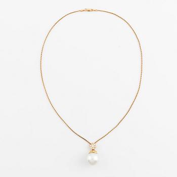 Hänge 18K guld med en odlad Söderhavspärla samt runda briljantslipade diamanter.