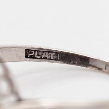 Sormus, platinaa/palaadiumia, vanhahiottuja timantteja ja rubiineja.
