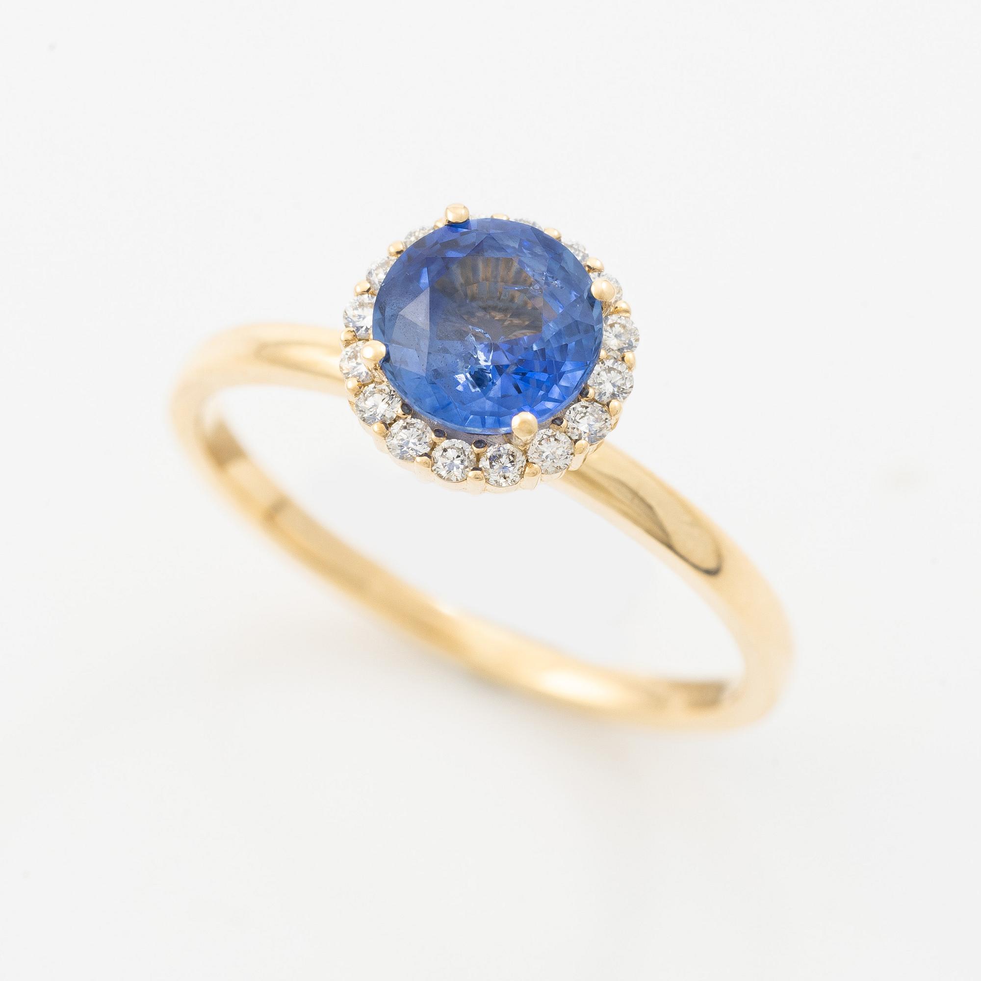 Ring 14K gold with sapphire and brilliant-cut diamonds.