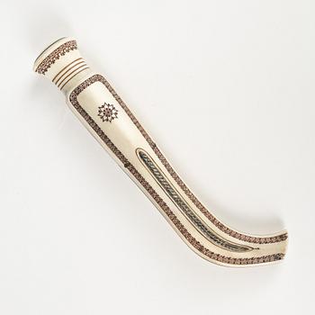 A reindeer horn knife by Esse Poggats.