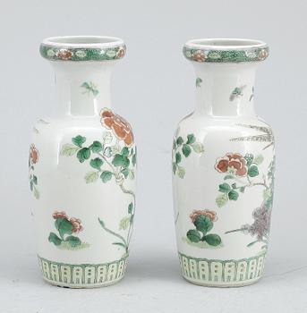 VASER, ett par, porslin, KangXi-stil, Kina, 1900-tal.