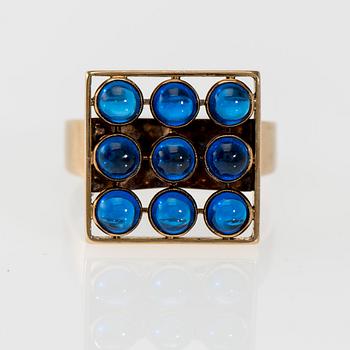 RING, 14K guld, syntetiska spineller. Peltonen & Kni, 1960. Vikt ca 8,6 g.