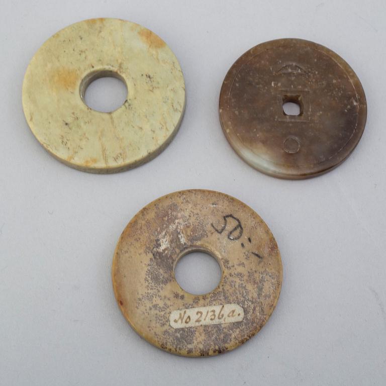 STELE, BIDISKAR, tre stycken samt amulett, nefrit. Kina.