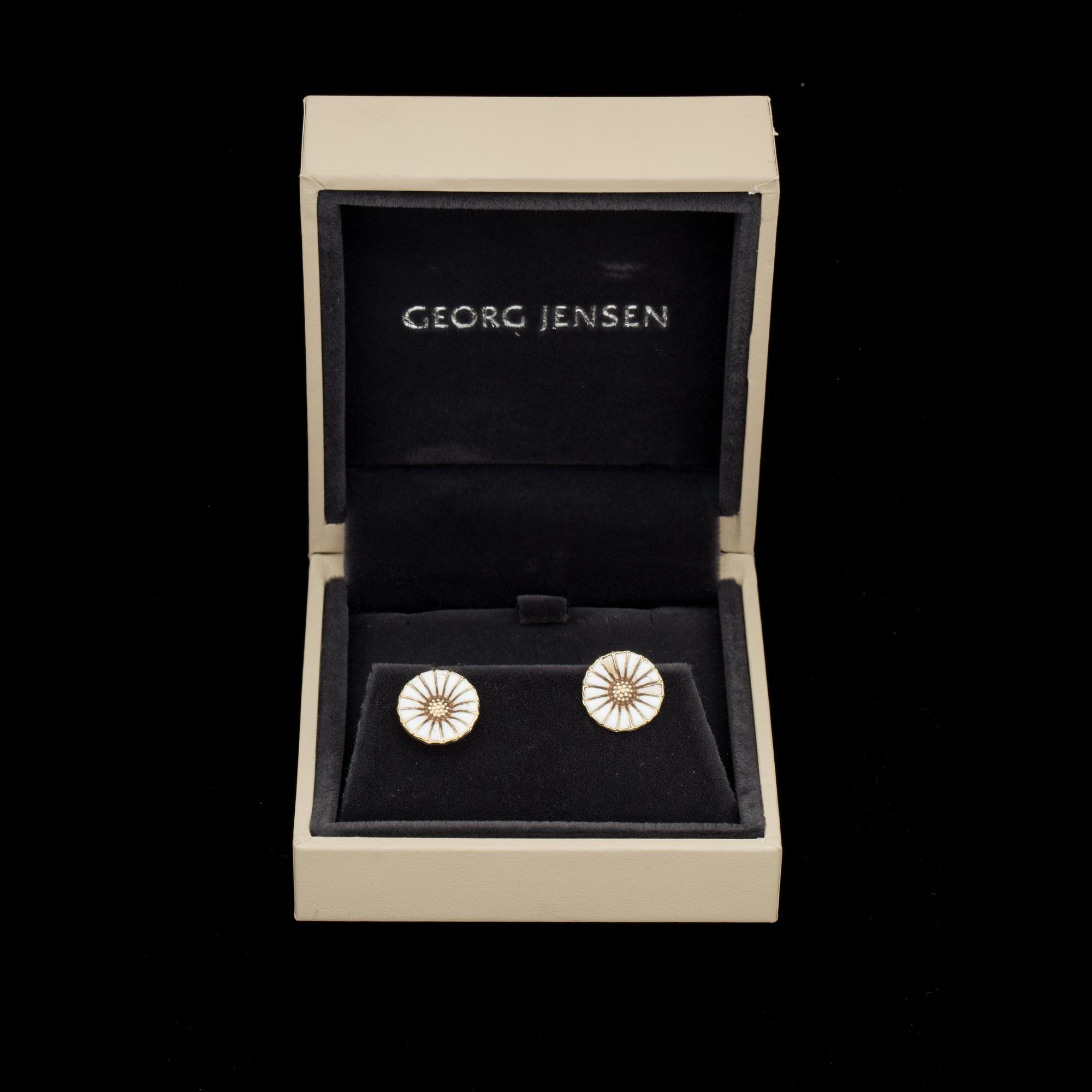 ÖRHÄNGEN, ett par, sterlingsilver samt vit emalj, "Daisy", Georg Jensen. Vikt ca 1,5 g.