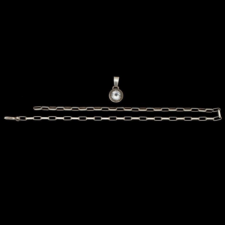 HALSLÄNK MED HÄNGE, sterlingsilver med fasettslipad bergkristall, Anders Högberg, Göteborg, 1984. Vikt 36 g.