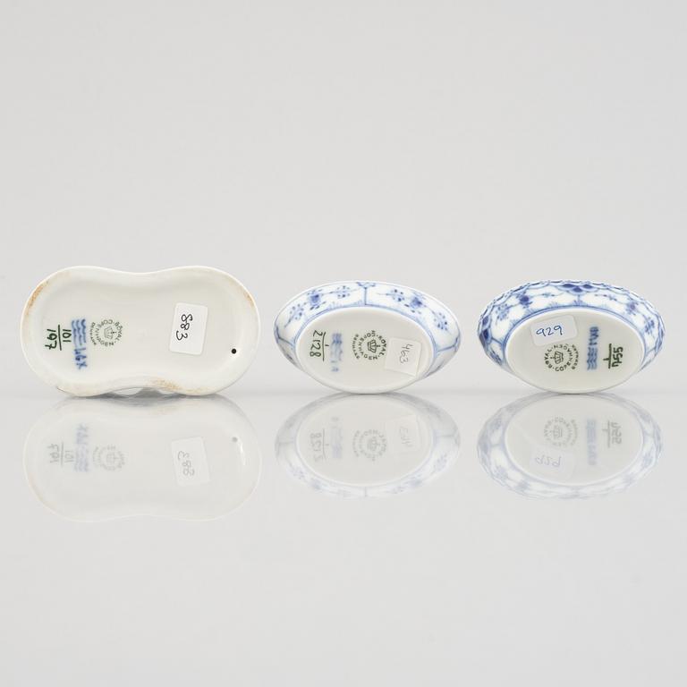 A group of five "Blue fluted" / "Musselmalet riflet" porcelain salt cellars, Royal Copenhagen, 1898-1923 and later.