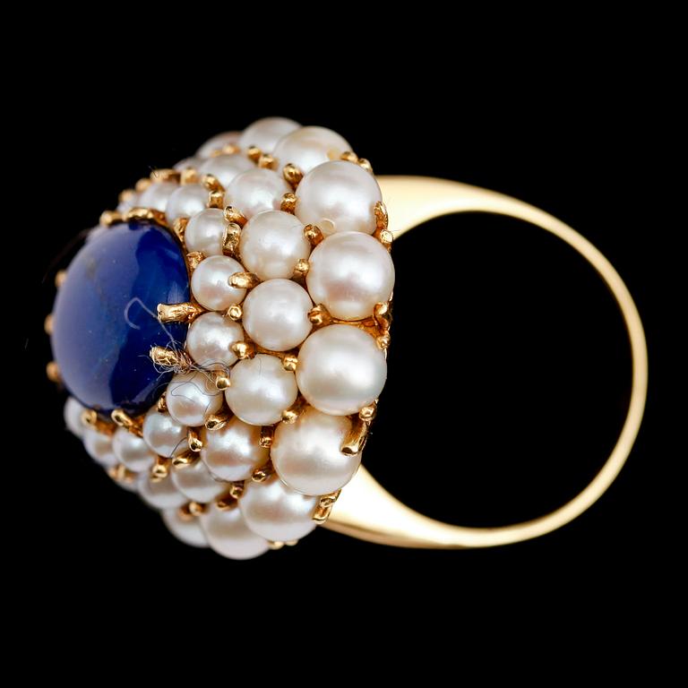 RING, 18 k guld, med lapis lazuli och snäckskalspärlor.