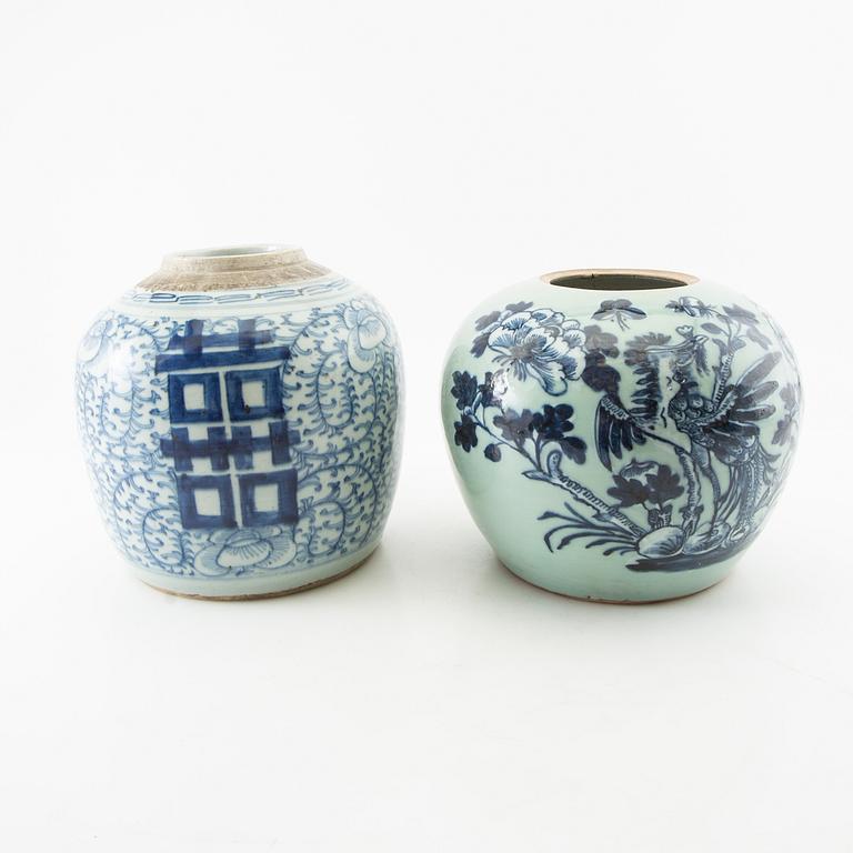A set of two Chinese blue and white porcelain jars 19th/20th century.