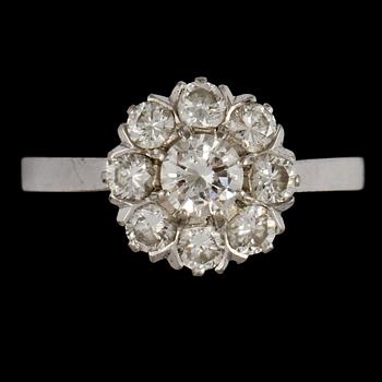 RING, 18k vitguld med 9 briljantslipade diamanter, tot 1.02 ct, J Pettersson eftr, Stockholm, 1965. Vikt 4 g.