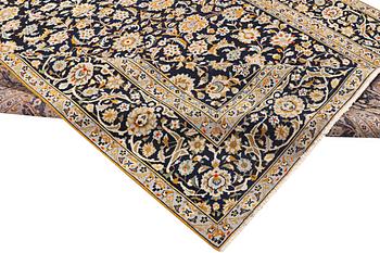 A carpet, Kashan, ca 299 x 217 cm.