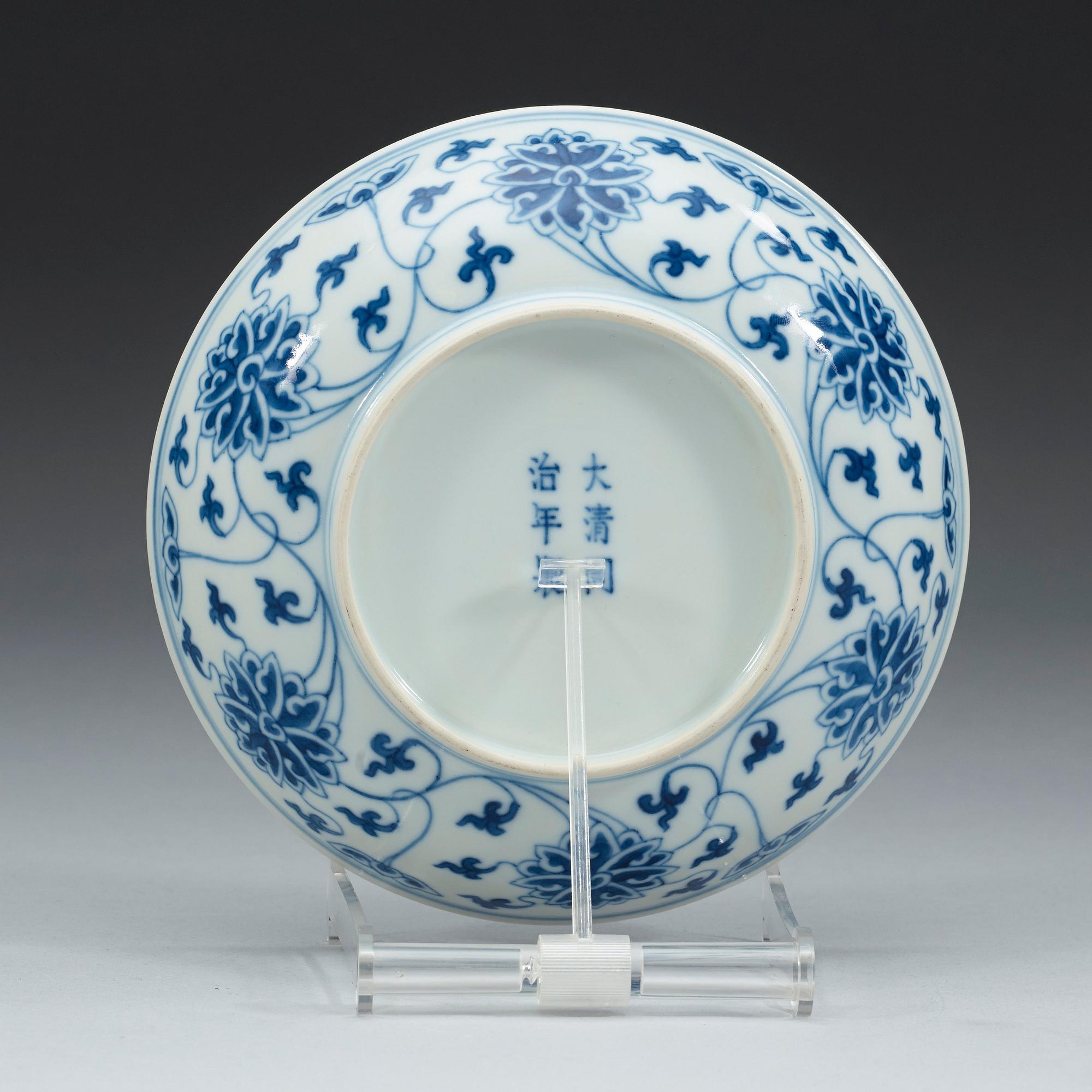 A set of blue and white lotus dishes, Qing dynasty, 19th century with Tongzhis six character mark in underglaze blue.