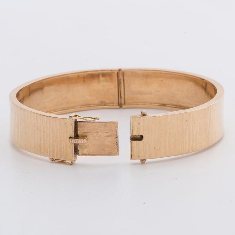 An 18K gold bracelet, 1980, 64g.