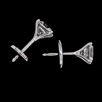 A pair of cushion cut diamond ear studs, 1 cts resp. 1.02 cts.