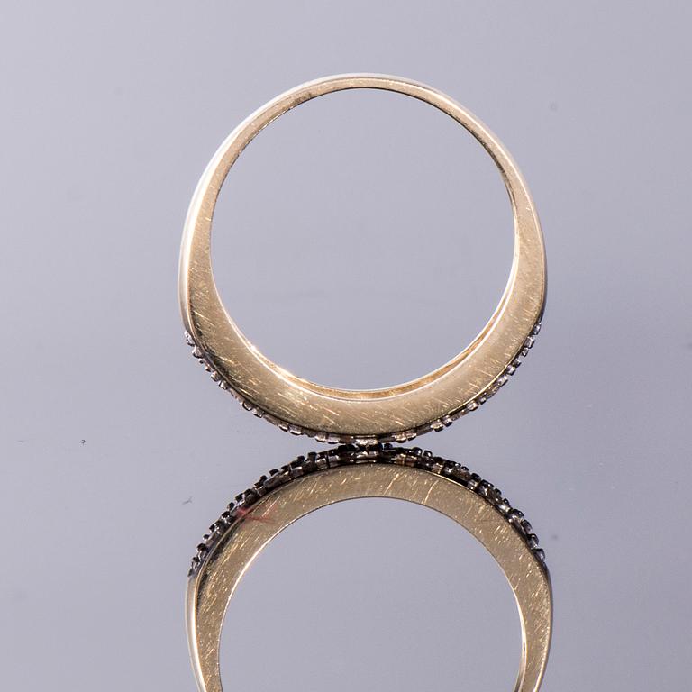 RING, 14K guld, 21 st små briljantslipade diamanter. Vikt 2,3 g.