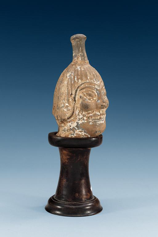 A figure of a warrior´s head, Han dynasty (206 BC-221 AD).