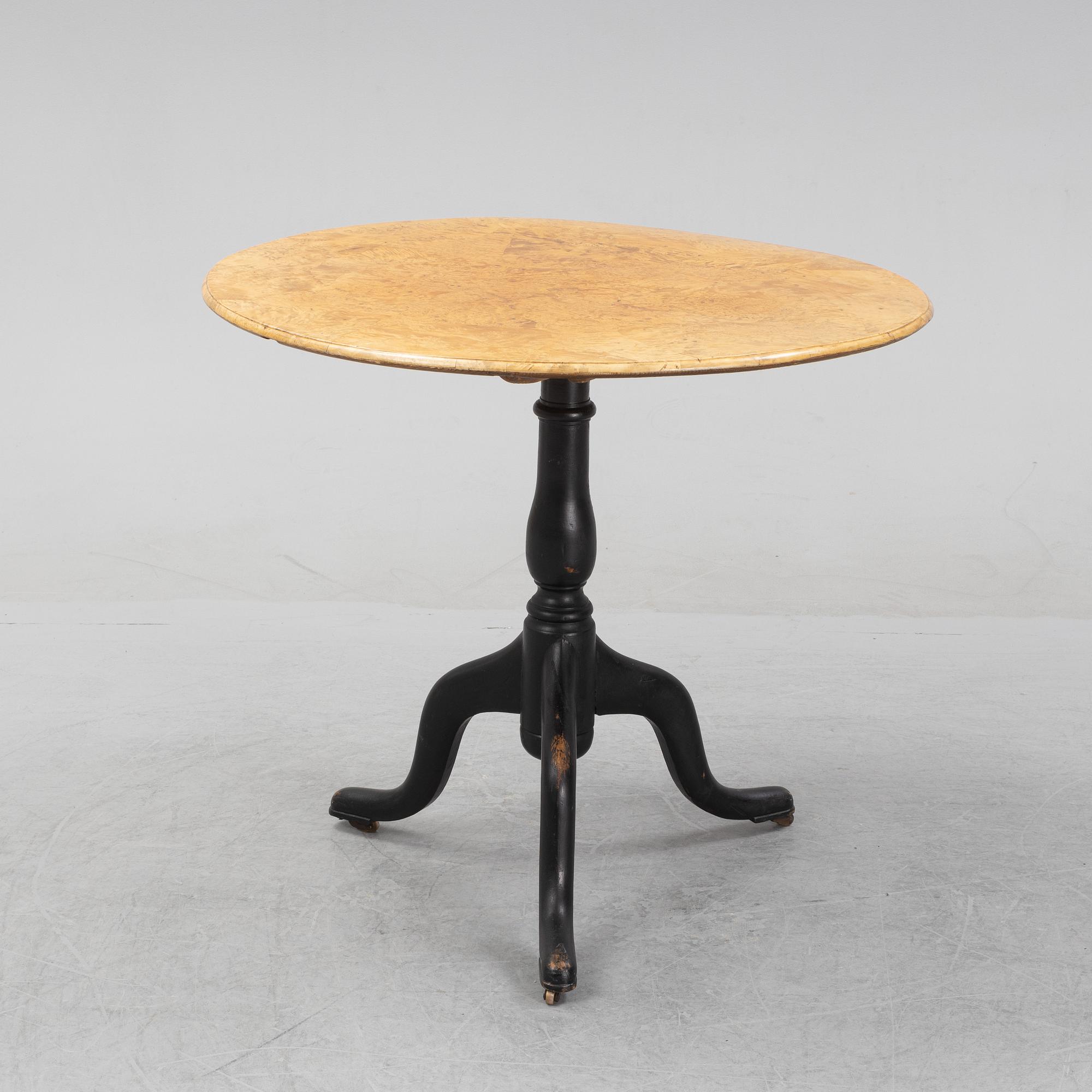 An alder veneered tilt-top table by Jacob Sjölin (Master 1767-1785, Köping and Kungsör).