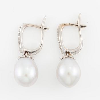 Earrings, 18K white gold with cultured drop-shaped freshwater pearls and brilliant-cut diamonds.