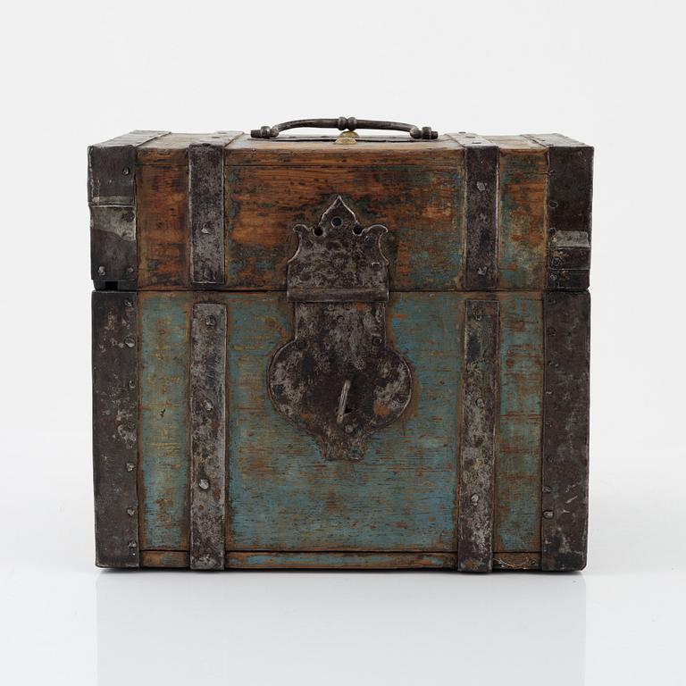 A box with five glass bottles, 19th Century.