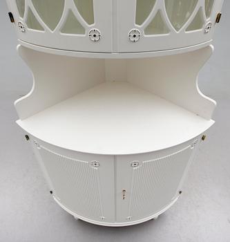 HÖRNSKÅP, gustaviansk stil, 1900-talets andra hälft.