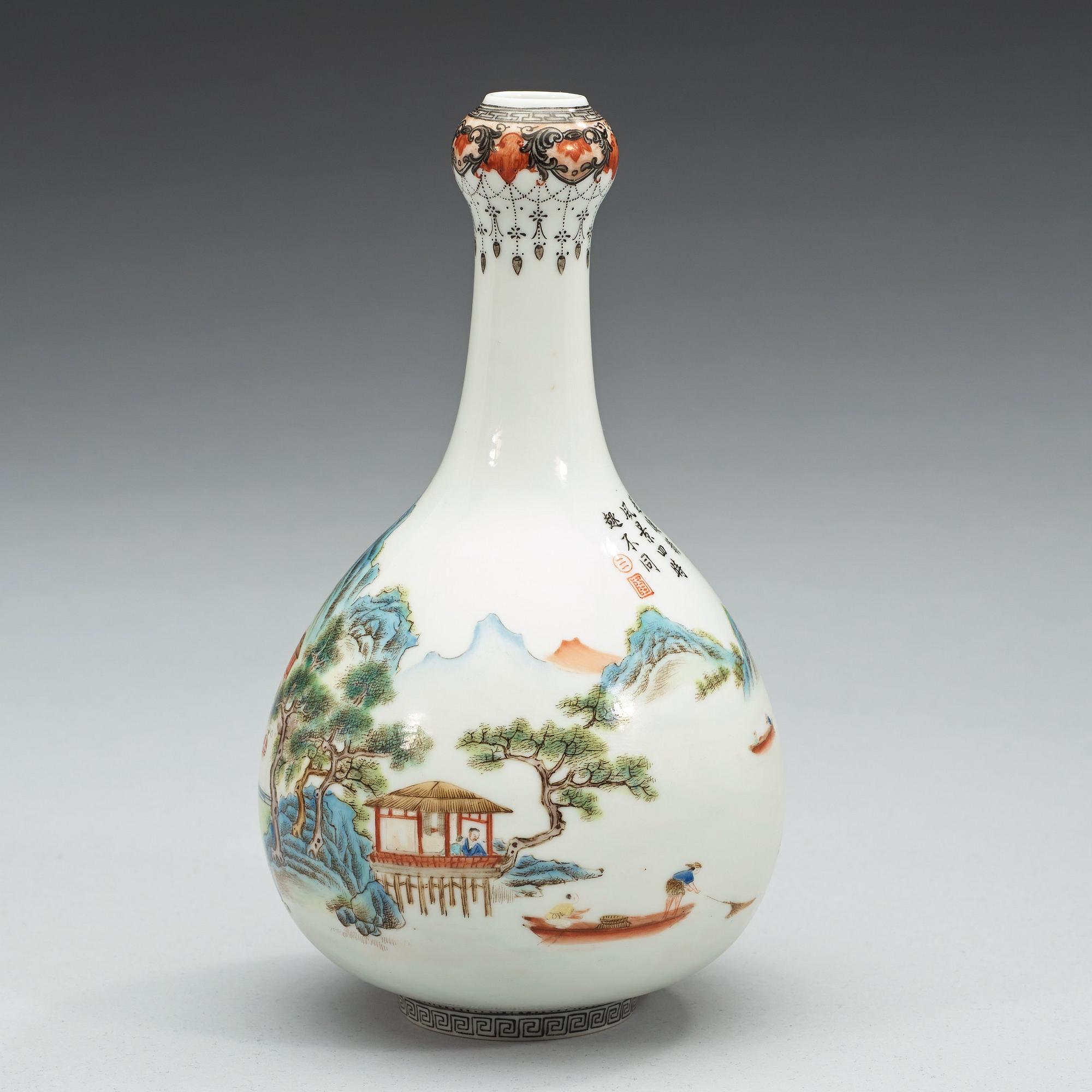 VAS, porslin. Kina, troligen Republik, 1900-tal, med Qianlong fyra karaktärers märke.