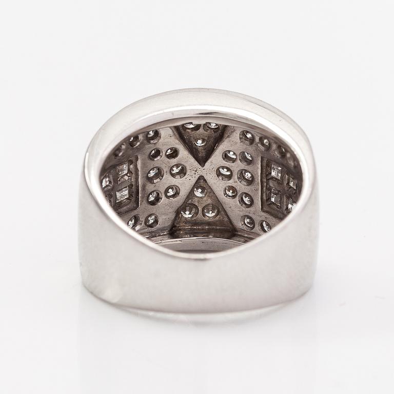 An 18K white gold ring with diamonds ca. 1.00 ct in total.