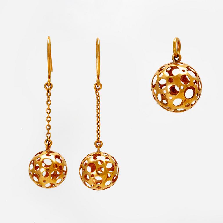 Liisa Vitali, 18K gold earrings, pendant and ring.