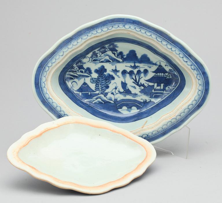 KAROTTER, ett par, porslin, Kina, 1800/1900-tal.