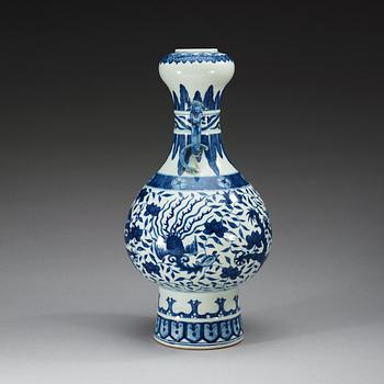 A blue and white vase, late Qing dynasty, with Wanli´s six character mark.
