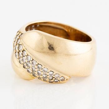 Ring in 18K gold set with round brilliant-cut diamonds.