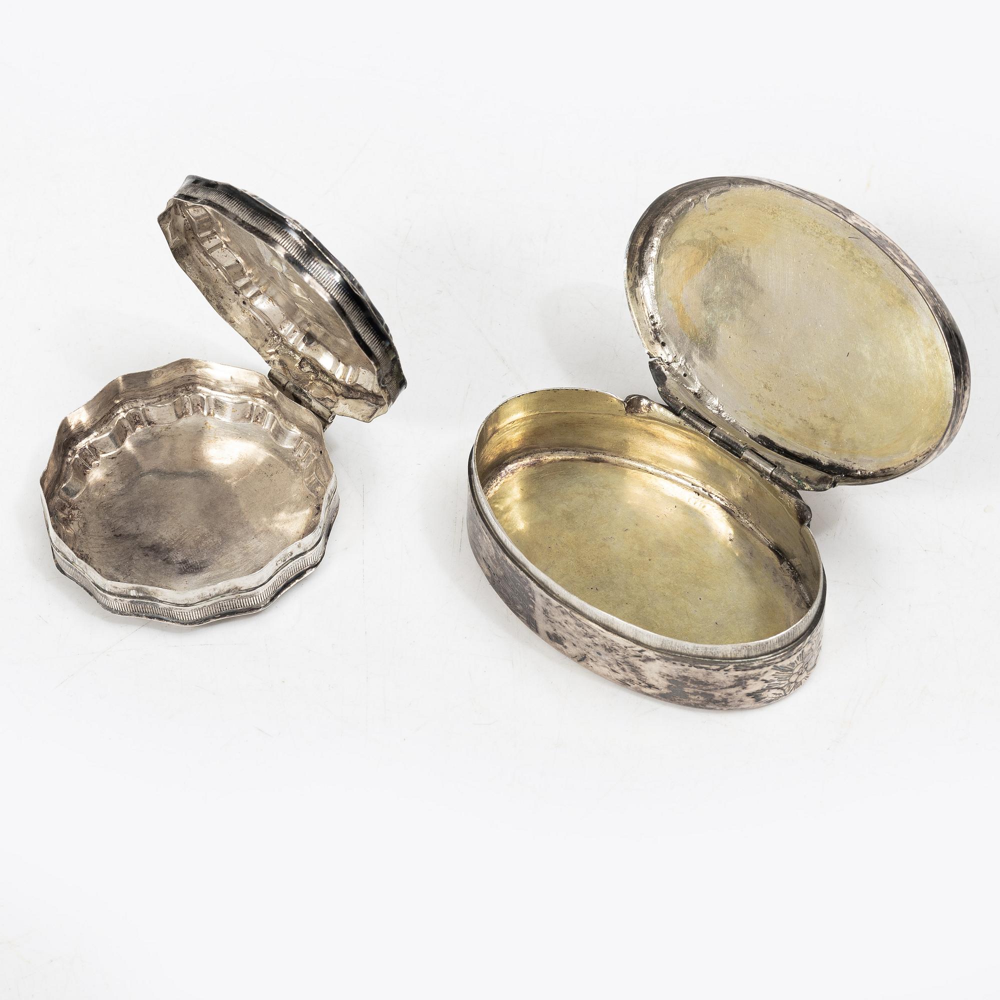 Dosor, 2 st, samt bägare och kopp, silver.