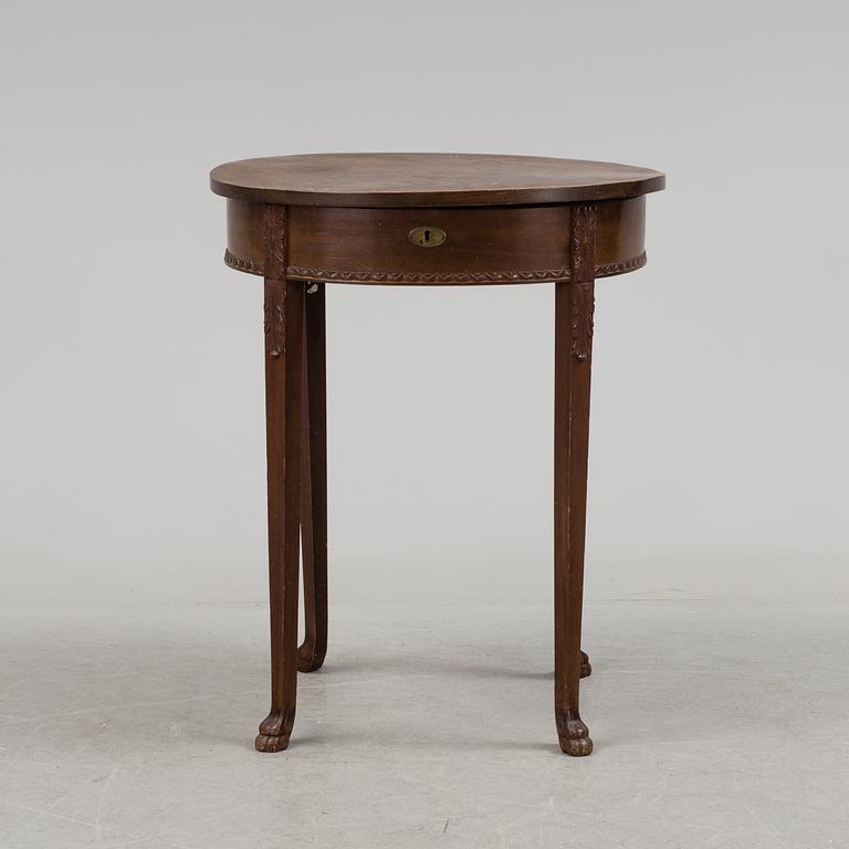 A sewing table in Empire-style, from the first half of the 20th century.