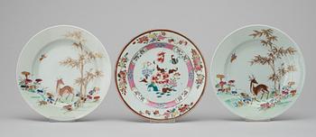 421. Three polychrome plates (2+1), Qing dynasty. Qianlong 1736-95..