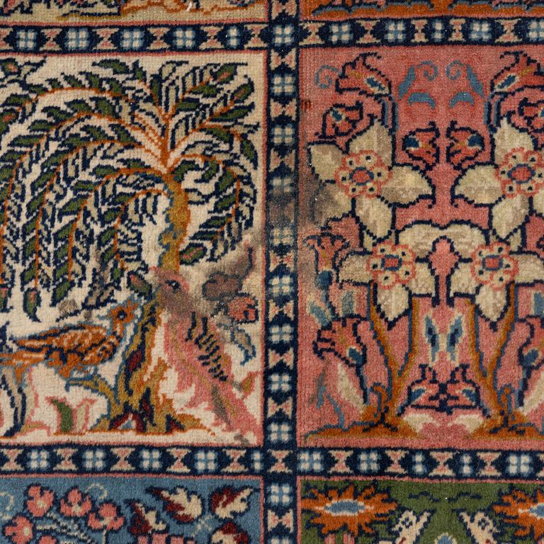 A Sarouk carpet, approx. 340 x 246 cm.