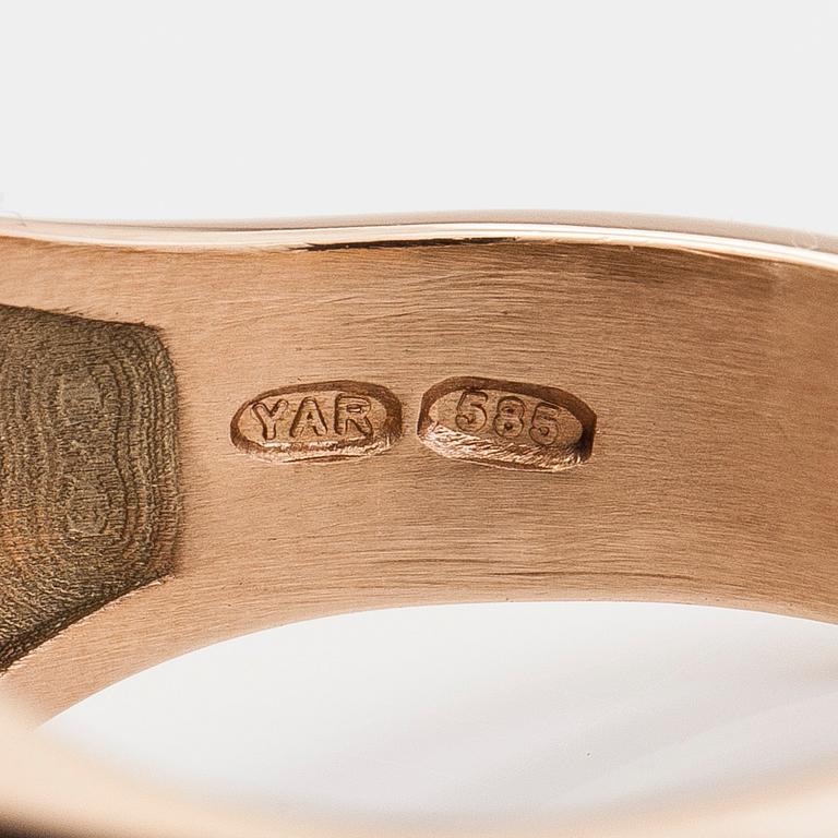 Ring, 14K guld, med briljantslipade diamanter totalt ca 4.80 ct. Jarkko Perälä, Vasa. Med SJL- intyg.