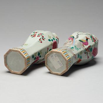 A pair of famille rose vases with cover, Samson, late 19th Century.