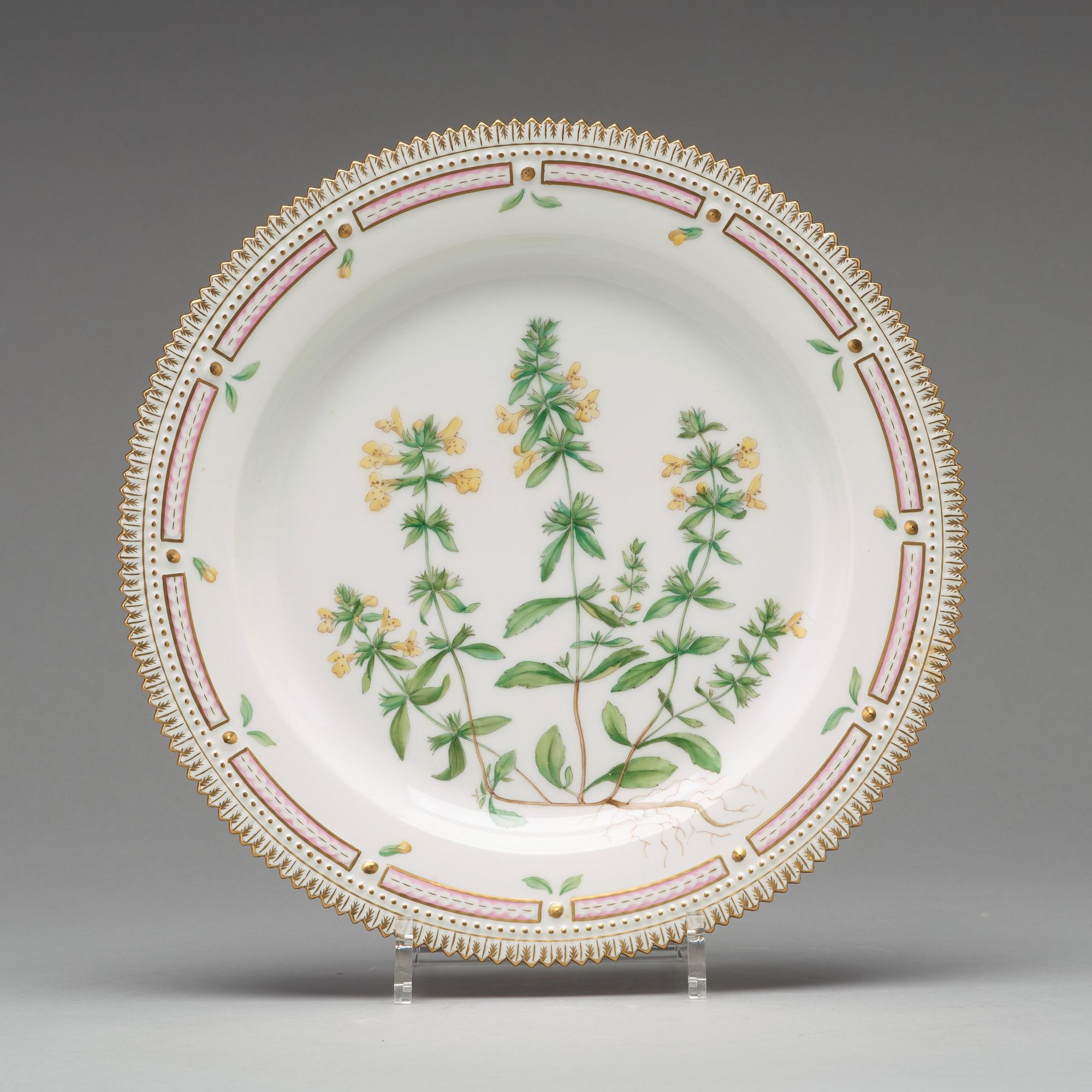 TALLRIKAR/FAT,  åtta stycken, porslin. "Flora Danica", Kungl. Dansk, 1900-tal.
